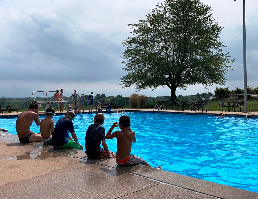 kids sitting pool side