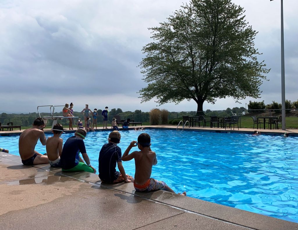 kids sitting pool side